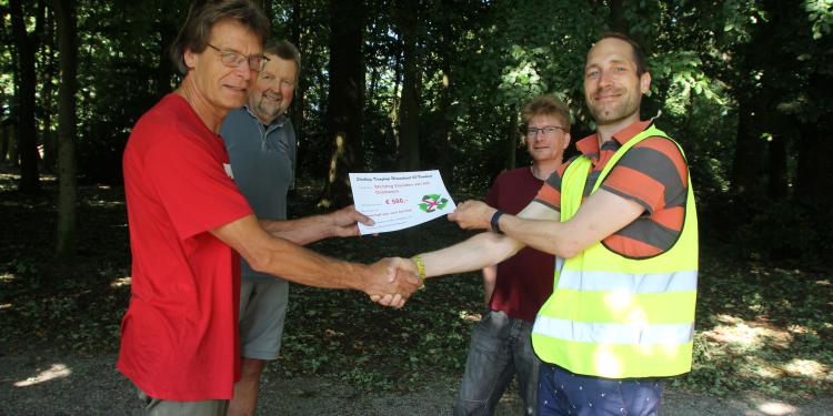 Cheque voor bankje in het Overbosch